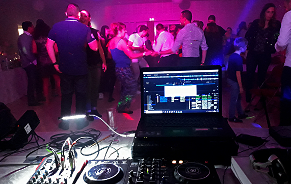 Pack soirée club - form/uploads/pack_location_images/pics/47_4_0_dj table de mixage.jpg